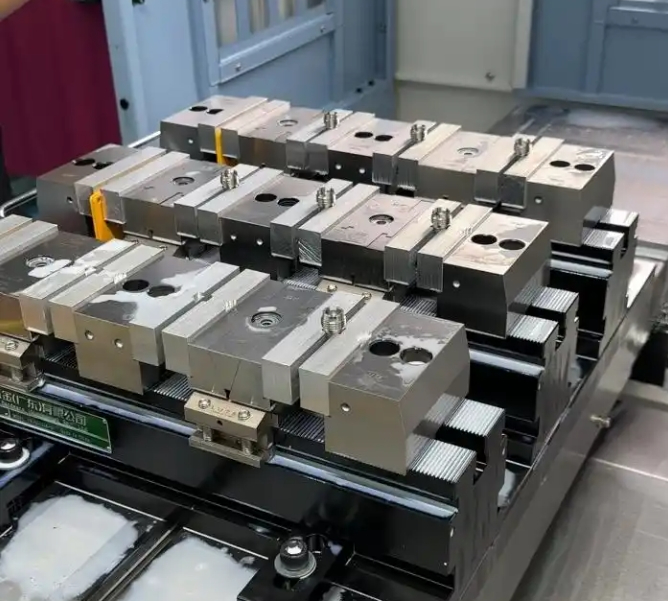 多工位并列虎钳整板工装 CNC 批量加工案例