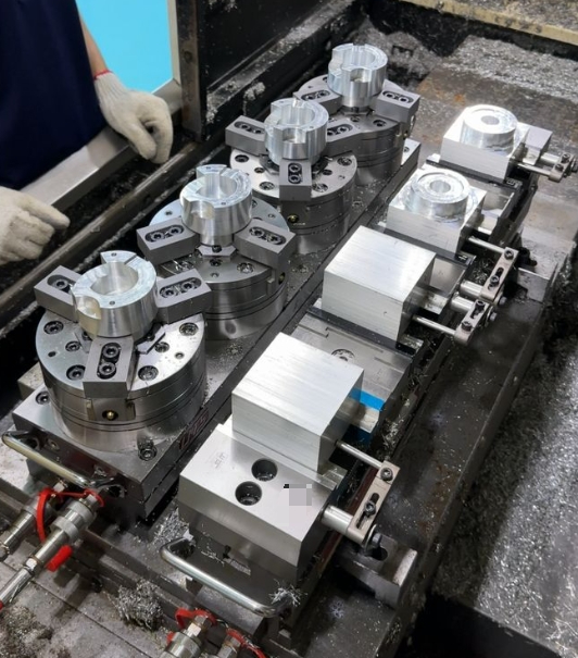 卡盘 + 多工位虎钳组合工装 CNC 批量加工案例