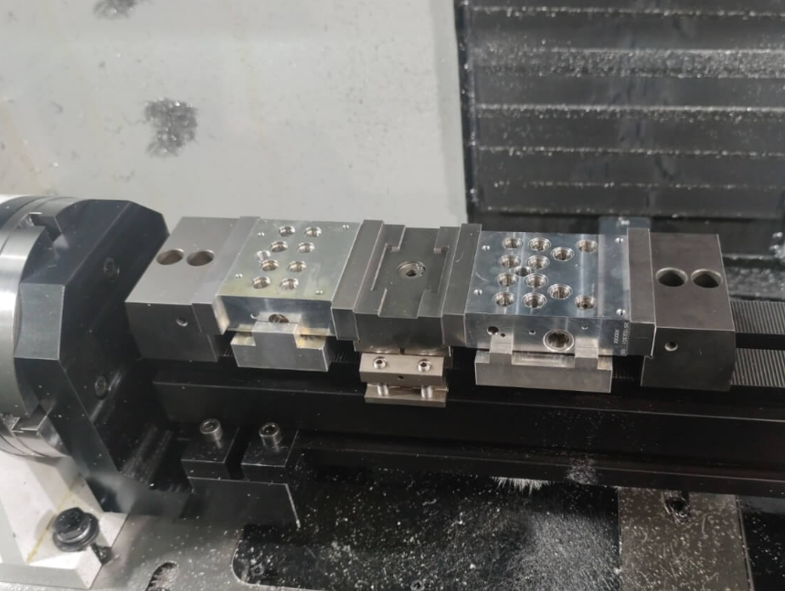 四轴多工位虎钳工装 CNC 小型精密板件四轴加工案例